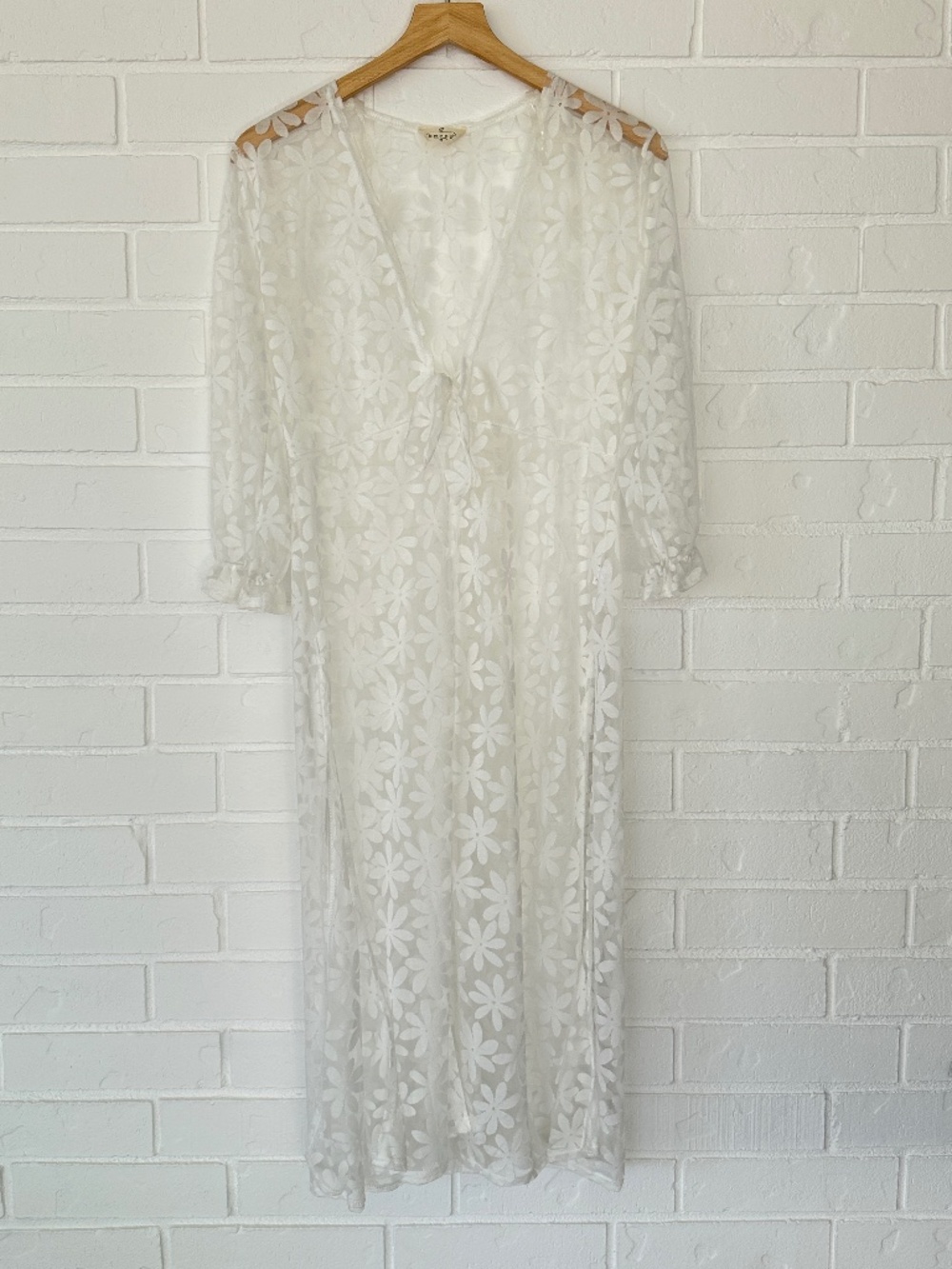 Ember White Embroidered Floral Kimono Size Medium